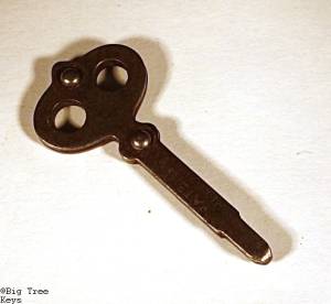 Antique Hinged Sewing Machine Key Key 15a