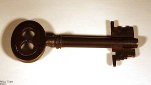 Antique Key that Swivels around Middle with Double Bow and Bit Key 12e